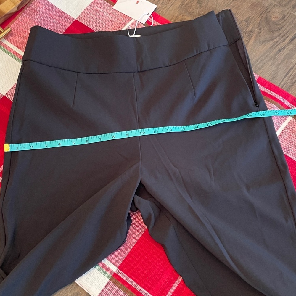 Good American Size 4 side zip pant 
RN# 151301 Style # GW80012
New.